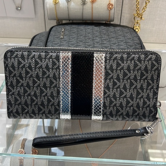 Michael Kors Jet Set Travel Large Signature Logo and Metallic Continental Wallet - Picture 13 of 16